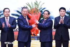 越南全国人民坚定听党指挥