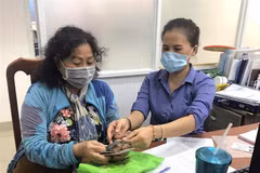 督促全面展开遭受新冠肺炎疫情影响的民众帮扶政策