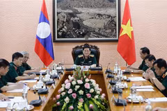 越南国防部长吴春历大将与老挝国防部长占沙蒙•占雅拉大将通电话