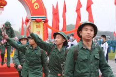 河内市上千名新兵纷纷启程奔赴军营