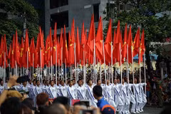 社评：在光荣党旗下稳步前进