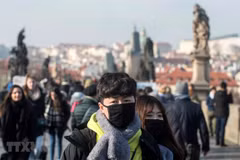  旅捷越南人积极参与当地防控新型肺炎疫情的战斗