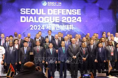 韩国国务总理韩德洙与各国国防代表团团长合影。图自越通社
