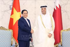 越南政府总理范明政与卡塔尔首相兼外交大臣穆罕默德·本·阿卜杜拉赫曼·阿勒萨尼。图自越通社
