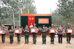 第三军团和地方领导向参演单位赠送礼物。图自人民军队报）