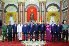 越南党和国家领导与新任副总理黎成龙和公安部新任部长梁三光合影。图自越通社