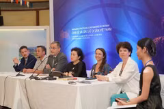 法国驻越南大使奥利维尔·布罗切特（Olivier Brochet）在记者会上发表讲话。图自Vietnam+