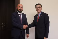越南驻捷克大使杨淮南和比尔森市市长罗曼·扎齐茨基。图自越通社