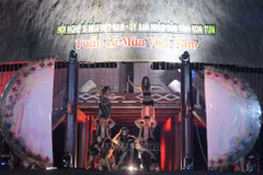 带有浓郁的西原地区文化特色的现代舞剧《SeSan》首演。图自越通社