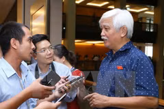越南国会代表回答记者的采访