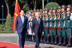 越南国家主席梁强主持仪式 欢迎柬埔寨国王对越南进行国事访问