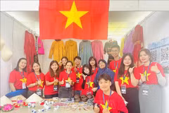 在活动上展示的越南传统服装和纪念品。图自越通社