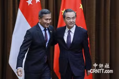 新加坡外长维文与中国外长王毅。（图片来源：http://news.nanyangpost.com） 