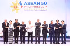 出席会议的东盟十国领导人代表合影。（图片来源：越南人民报）