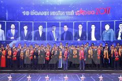 2017年越南100名模范青年企业家表彰大会在河内举行