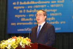 越共中央政治局委员、胡志明市市委书记阮善仁在纪念仪式上发表讲话。