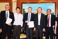 Siam City Cement 公司领导与胡志明市人民委员会领导进行工作会议。（图：西贡解放日报）