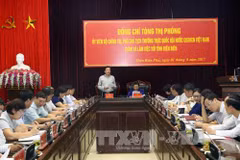 奠边省省委书记陈文山向丛氏放汇报该省发展情况。