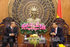 隆安省人民委员会副主席黎晋勇（右）与柬埔寨宗教事务部大臣亨柴。（图片来源：越通社）