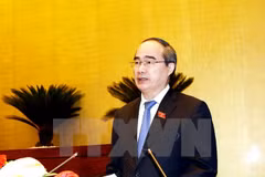 越南祖国阵线中央委员会主席阮善仁在会议做报告。（图片来源：越通社）