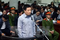被告人何文深。
