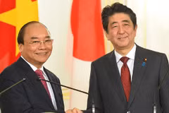 阮春福总理和安倍晋三首相。（图片来源：VGP）