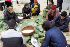 包粽子（图片来源：越通社）