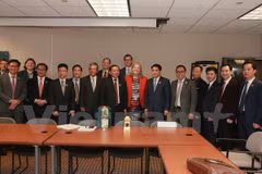 美国商务部副助理部长黛安娜•法雷尔（红衣）与越南代表团合影。（图片来源：越通社）
