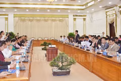 胡志明市领导与老挝中部三省领导就越老建交55周年纪念活动举行计划进行讨论。（图片来源：hcmcpv.org.vn）