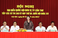 国会主席阮氏金银与芹苴市选民接触。