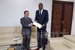 越南驻阿尔及利亚兼驻塞内加尔大使范国柱与塞内加尔外长恩迪亚耶