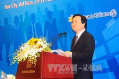 越南教育与培训部部长冯春雅发表讲话