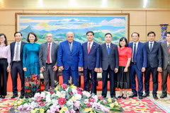 永福省领导与古巴驻越大使馆代表团合影。图自越通社