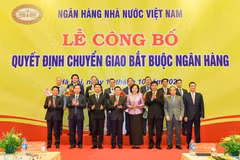 政府副总理胡德福与国家银行领导及四家银行领导合影。图自越通社
