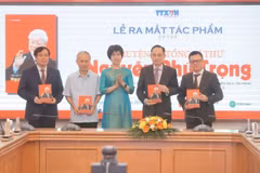 越通社社长武越庄向代表们赠送《阮富仲总书记传》一书。图自越通社