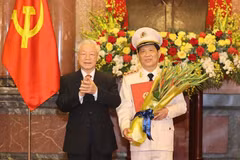 越共中央总书记、国家主席阮富仲向公安部副部长授予上将军衔的命令状 