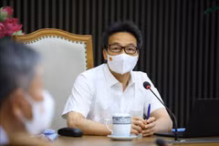 专家建议：根据国内实际情况调整防疫措施