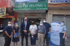美国协助越南胡志明市在新冠疫苗接种点进行结核病筛查