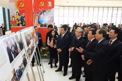 “在光荣的党旗下砥砺前行”图片展开展