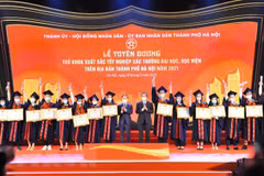 河内市举行2021届优秀大学毕业生表彰会