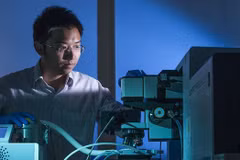 在澳的越南青年科学家荣获2021年金球科技奖