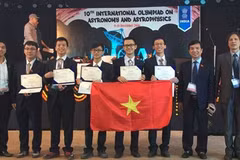 越南学生团合影留念。