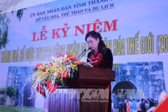 越南体育文化旅游部副部长邓氏碧莲在纪念典礼上致辞。