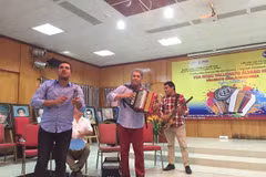 哥伦比亚手风琴艺人来越表演。（图片来源：​ baotintuc.vn）