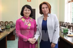 越南国家副主席邓氏玉盛会见波兰众议院副议长玛尔歌泽塔·基达瓦·布罗斯卡（图片来源：越通社）
