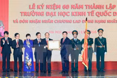 阮春福总理向越南国民经济大学颁发一级劳动勋章。
