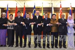 梁青毅同乔治·布兰迪斯以及东盟各国驻澳大利亚大使合影（图片来源：越通社）