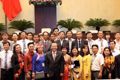 国会副主席冯国显与全国优秀农民代表团代表合影。