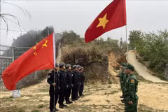 越南河江省边防与中国猛硐边防和边境派出所开展边境巡逻