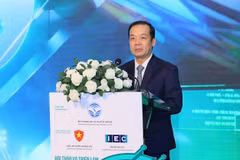 越南信息与传媒部副部长范德龙发表讲话。图自hanoimoi.vn